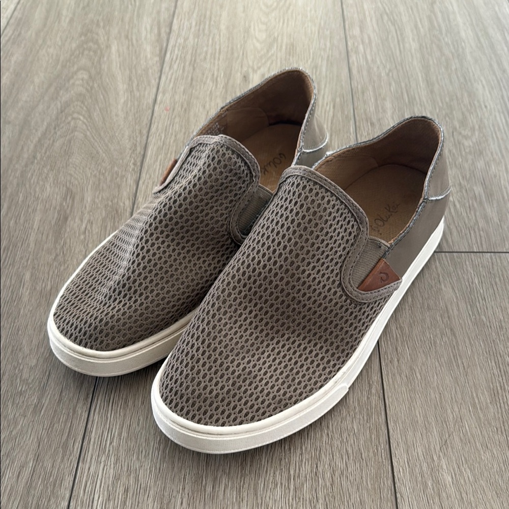 Olukai Pehuea Women’s slip on shoes size US 9